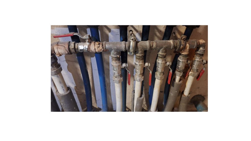 Mosiężne kształtki i złączki na zasilaniu wody pitnej w domowej instalacji